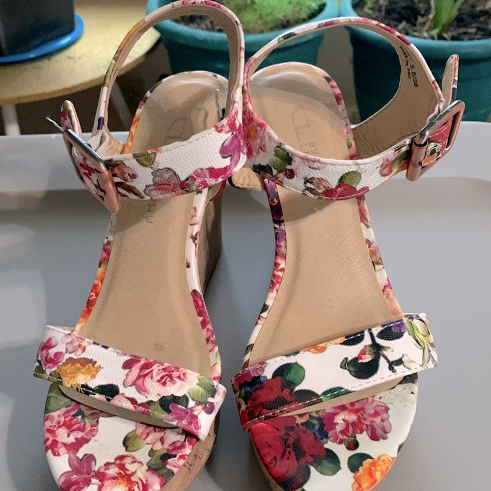 Woman’s sandals by CL by Laundry